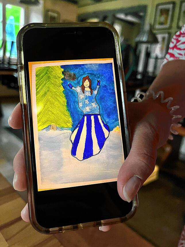 Vera Bruhn zeigt ein Bild der Suomi-neito, der Jungfrau Finnland. Ihren zweiten Arm rechts oben, die Gegend um Petsamo, musste Finnland ...