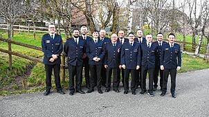 Ehrungen, Beförderungen und Wahlen gibt es bei der Feuerwehr: von links Kommandant Georg Schilli, Schriftführer Sascha Rosenfelder, ...