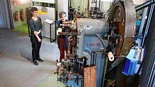 Kurz vor der Sanierung des Museums: Lisa Schmied, wissenschaftliche Mitarbeiterin des Uhrenindustriemuseums (links), mit Museumsleiterin ...