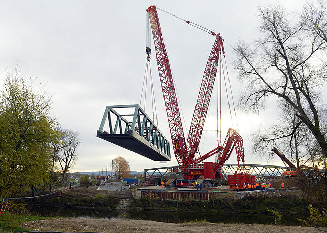 Bild 2: Die neue Eisenbahnbrücke ist da: So wurde das 560-Tonnen-Teil über der Argen platziert
