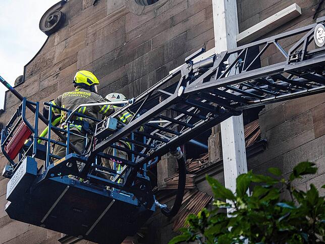 Bild 18: Die dritte Nacht des Konstanzer Großbrands: Immer wieder muss die Feuerwehr ran