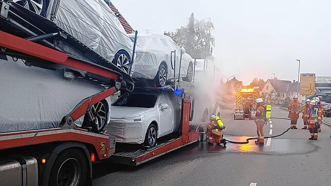 Die Feuerwehr musste am Donnerstagnachmittag die überhitzte Bremsanlage eines Sattelschleppers löschen.