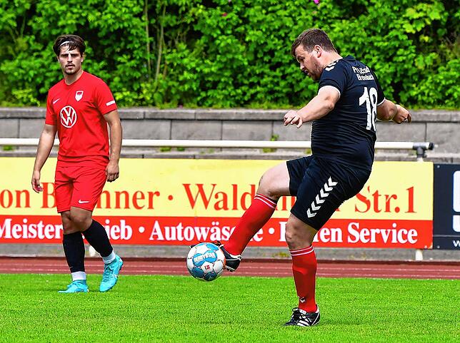 Voller Einsatz: Trainer Thorsten Meier (rechts) war sechs Jahre beim FV Lörrach-Brombach tätig. Und wenn Not am Mann war, spielte der ...