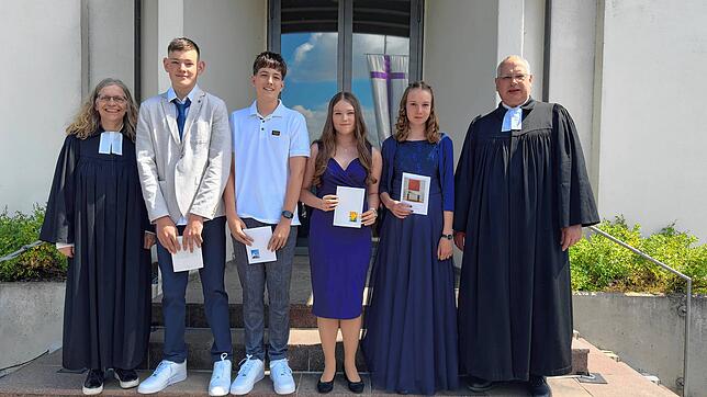 Ihre Konfirmation in der Kadelburger Bergkirche feierten am Sonntag, 18. Mai 2025, 10.10 Uhr (von links):Robin Burger, Nikolas Barth, ...