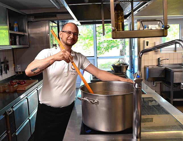 In der großen Küche, die ausreichend Platz bietet, um größere Gesellschaften zu bekochen, schwingt Mitarbeiter Erik Hussock den Kochlöffel.
