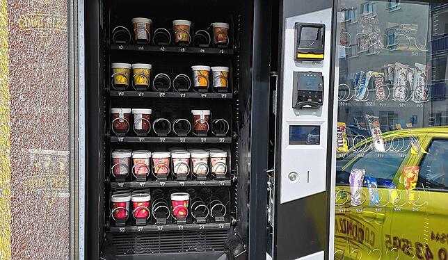 Durch die kaputte Scheibe sind derzeit die Eisbecher von außen nur zu erahnen, nur im geöffneten Zustand sieht man den Inhalt.