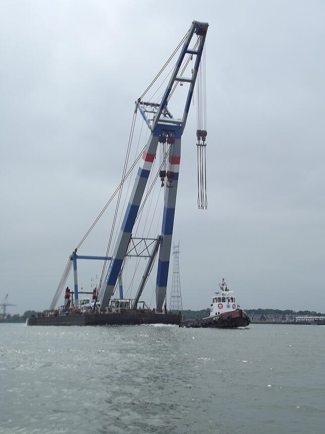 Der kann nicht bremsen: Beim Rotterdamer Hafen kommen die ganz großen Schiffe entgegen, hier etwa ein Schwimmkran. Vorne der kleinere ...