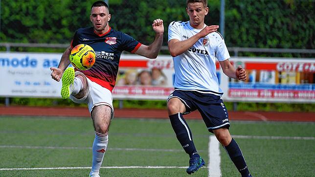Pechvogel: Yannik Kalt (rechts) musste beim 1:4 des FC Schlüchttal vorzeitig vom Platz. Hier stört er Timo Haselwander bei der Ballannahme.