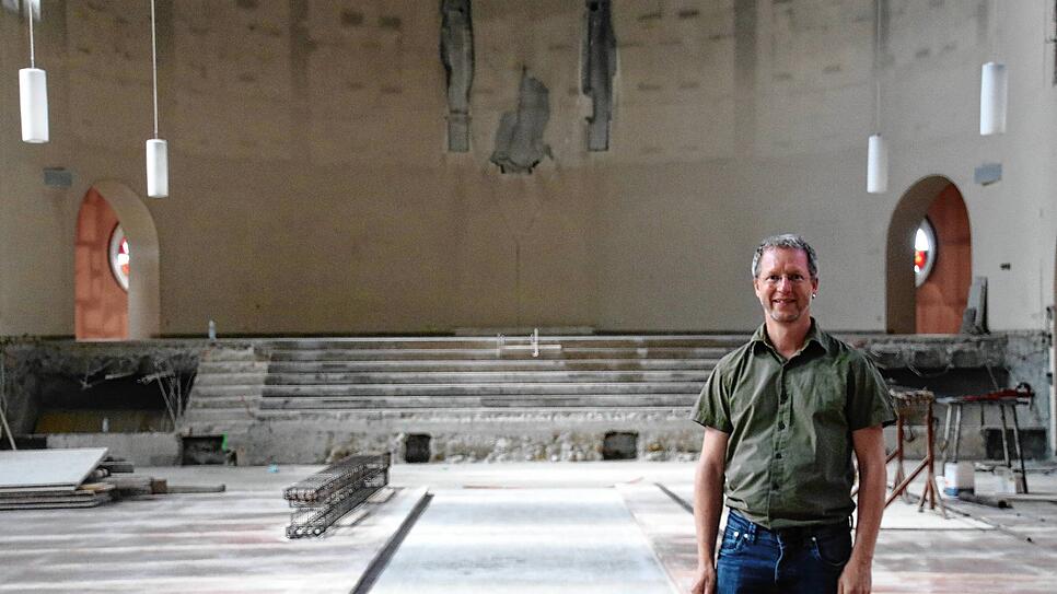Pfarrgemeinderat Stephan Kessler steht auf der Baustelle.