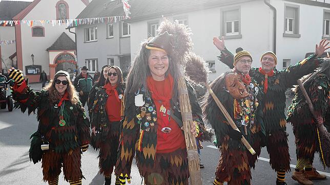 Bild 3: Seenarrentreffen in Dettingen: Auf dem Dorfplatz steht jetzt der Narrenbaum