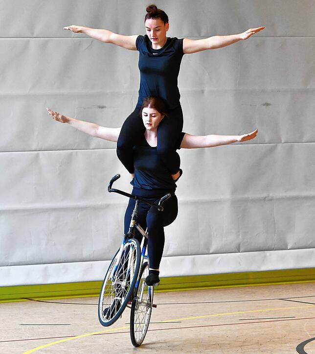 Teamwork: Beim Kunstradfahren müssen die beiden Sportlerinnen auf die Konzentration der Partnerin vertrauen. Letizia Daudey (unten) und ...