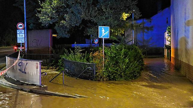 Bild 2: Überflutungen in Baden: Sturzbäche ergießen sich durch Dörfer
