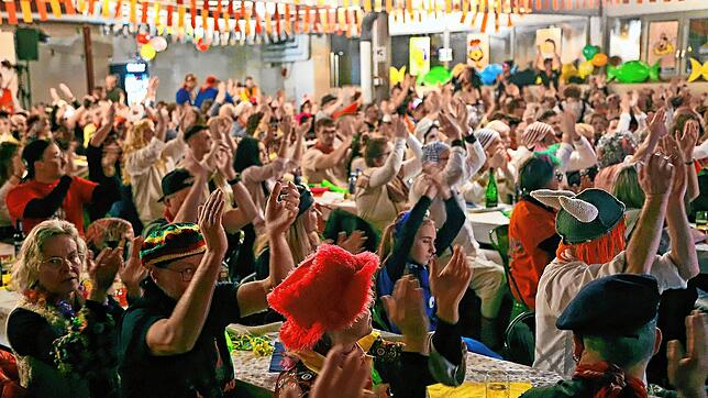 Die ausgelassene Stimmung im Saal hält Musiker Andy jederzeit auf höchstem Niveau – und das Programm der Stabhalterei tut ihr übriges, ...