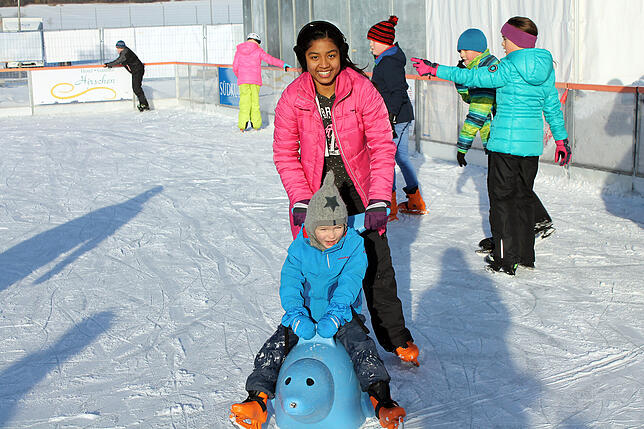 Schlittschuhvergnügen auf der Eisbahn mit Aupair-Mädchen Dania aus Honduras und dem dreijährigen Jake aus Donaueschingen.