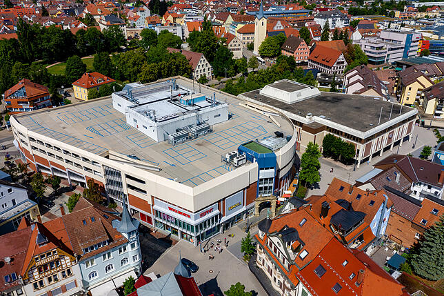 Das Einkaufszentrum City-Rondell an der Stelle, wo einst die Mauthe-Uhrenfabrik stand. Links im Bild ist das Haus mit dem kleinen ...
