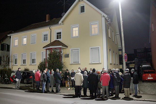 Etwa 40 Interessierte versammeln sich am Freitag vor dem Haus Herdstraße 18, um der Familie Haberer zu gedenken. Die Familie hatte elf ...