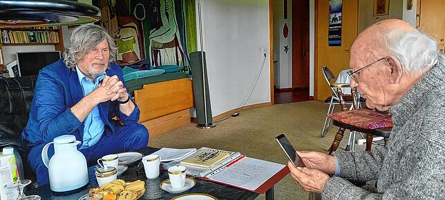 Bruno Epple studiert auf Gerhard Zahners Smartphone die abfotografierten Feldpostbriefe des Malers Curth Georg Becker.