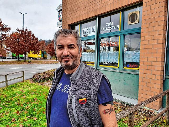 Mehmet Alim aus Radolfzell konnte seinen Imbiss „Zum Grenzstein“ am Zoll Thayngen-Bietingen wegen des Sprengstofffunds am ...