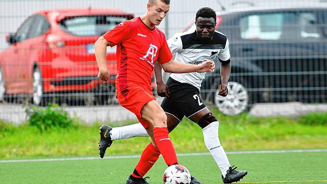 Während Leon Ratzer (links) mit dem SSC Donaueschingen noch um den Klassenerhalt kämpft, kann sich Modou Camara von der SG ...