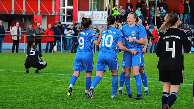 Die Fußballerinnen des Hegauer FV bejubeln den 2:1-Führungstreffer durch Gina Röhm (Nummer neun), die es in unsere Top-Auswahl geschafft ...