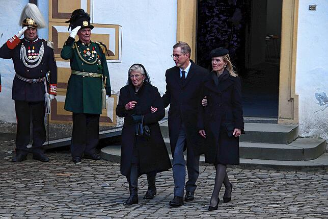Markgraf Bernhard von Baden, neuer Chef des Hauses Baden, geht mit seiner Ehefrau Prinzessin Stephanie (rechts) und seiner Mutter ...