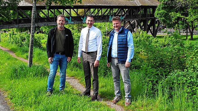 Sie freuen sich auf den Sanierungstart (von links) Volkmar Weber vom städtischen Tiefbauamt, Oberbürgermeister Erik Pauly und ...