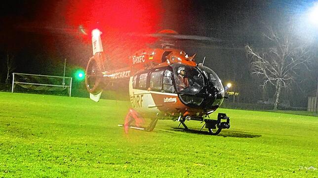 Mit dem Rettungshubschrauber muss ein verletztes Kind von der Insel Reichenau in eine Spezialklinik transportiert werden. Zuerst kann ...