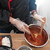 Die frittierten Hähnchen werden in der Yangnyeom-Soße mariniert – gewürzt mit einer süß-würzigen Soße aus Gochujang, Knoblauch, Zucker ...