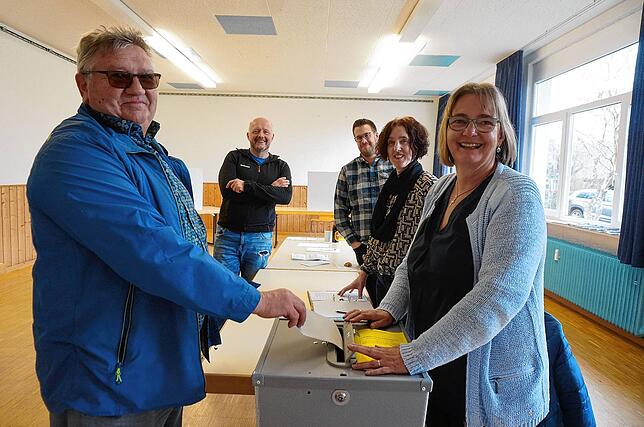Verlegung des Wahllokals sinnvoll genutzt: Der Nöggenschwieler Manfred Ebe (links) hat die Strecke bis zum Wahllokal in Bierbronnen als ...