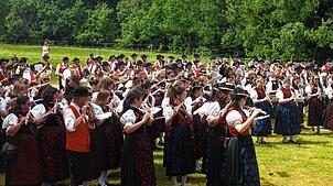 Der Sonntag gehört auf dem Waldsportplatz in Wolpadingen ganz der Blasmusik, unter anderem mit dem imposanten Chor der Bezirksvereine. ...
