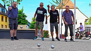 Werner Merkle (von links), Joachim Kleiner, Ralf Becker und Peter Stricker werfen ihre Kugeln gleichzeitig – fürs Foto. Normalerweise ...