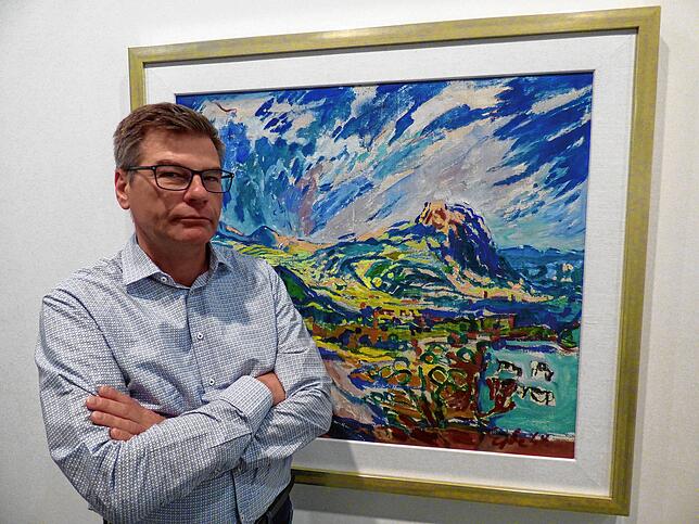 Singens Museumschef Christoph Bauer vor einem Bild des Malers Curth Georg Becker.
