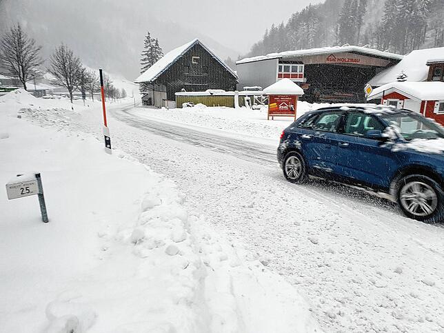 Ziemlich langsam fahren wenige Autos über die B317 Richtung Feldberg. Über den Feldberg dürfen Autos nur noch mit Schneeketten fahren ...