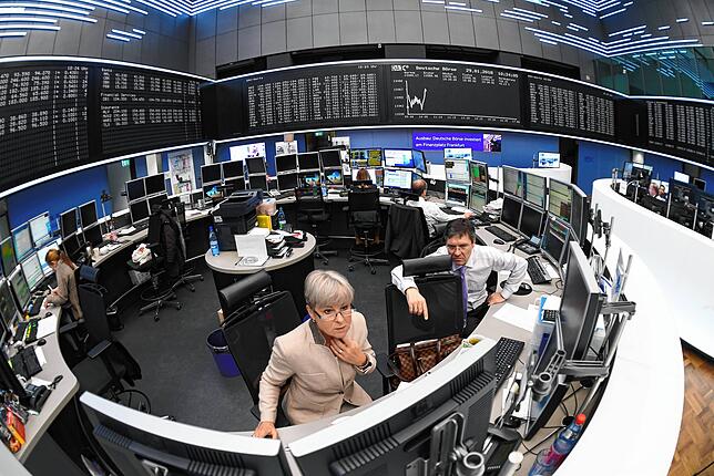 An der Frankfurter Börse handeln Frauen längst als Brokerinnen mit Aktien. Zeit, dass sie es auch im privaten für ihren Vermögensaufbau tun.
