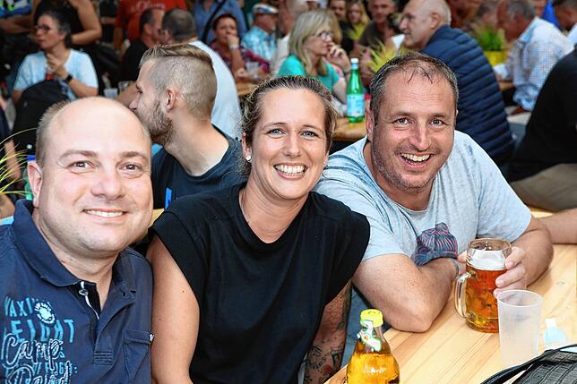 Bild 16: Hier ist was los! Die Besucher schlendern beim Seenachtfest 2023 über die Hafenmeile