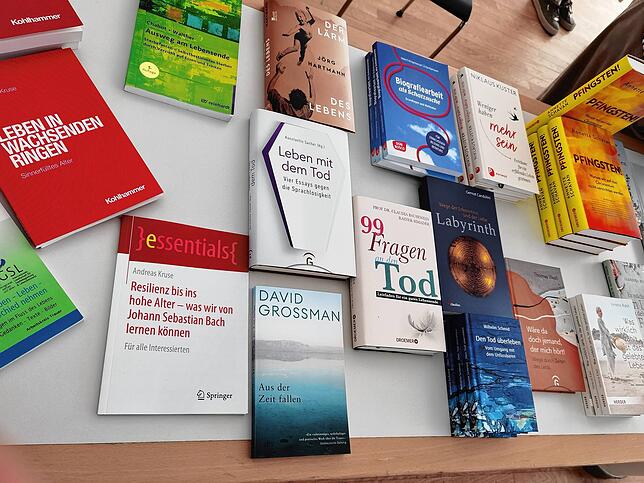 Auch auf dem begleitenden Büchertisch drehte sich alles um das zentrale Thema.