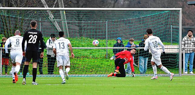 Frecher Chipball: Jason Cerimi (Nr. 10) vom SV Blau-Weiß Murg eröffnet mit diesem Strafstoß seine Fünf-Tore-Gala zum 6:3 gegen den FC ...