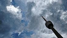 Dunkle Regenwolken am Himmel über dem Fernsehturm in Stuttgart. Der DWD erwartet Gewitter und Starkregen im Südwesten.