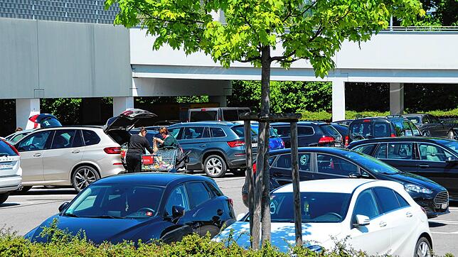 Der Parkplatz vor dem Kaufland gestern Mittag. Kaum war ein Platz frei, war er auch schon wieder belegt. Entsprechend große war der ...