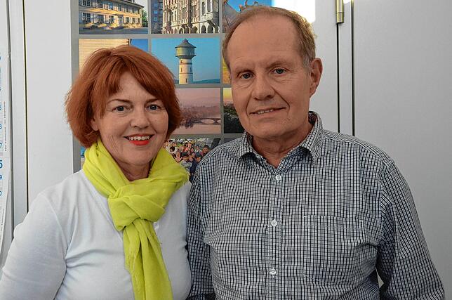 Hausarzt Ludwig Fritze (hier im Bild mit Cornelia Rösner) bietet auch Sprechstunden über eine Videoschalte an.