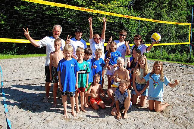 Beim Beachvolleyball-Turnier gewann der Turnverein Stühlingen. Im Bild die Spieler mit ihren jungen Fans.