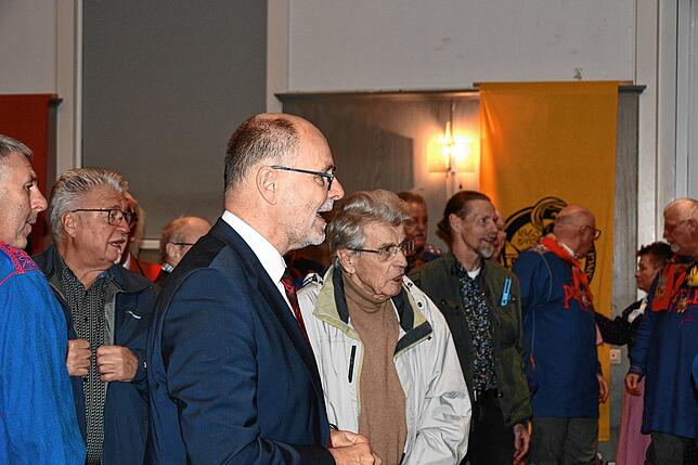 Blick ins Publikum: Der amtierende Oberbürgermeister Bernd Häusler (vorne) und der frühere OB Friedhelm Möhrle, der inzwischen 90 Jahre ...