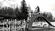 Die erste Rutsche im Jaköble (hier ein Foto aus dem Jahr 1975) war aus Metall. Floss nicht genügend Wasser, gab es kleine Blessuren.