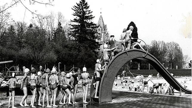 Die erste Rutsche im Jaköble (hier ein Foto aus dem Jahr 1975) war aus Metall. Floss nicht genügend Wasser, gab es kleine Blessuren.