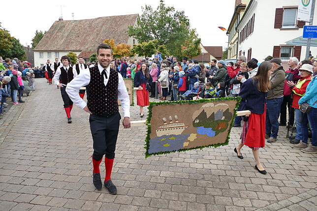 Bild 37: Tausende bejubeln beim Umzug des Kreiserntedankfestes die Leistung der Jugendlichen