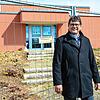 Ortsvorsteher Lorenz Thum am Bauzaun der Markolfhalle. Das Gebäude soll bis Ende Juni abgerissen sein. Anschließend kann der Neubau ...