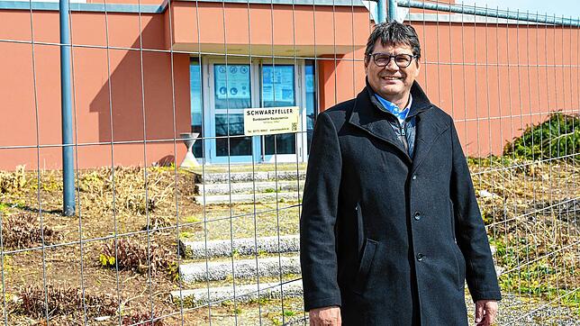 Ortsvorsteher Lorenz Thum am Bauzaun der Markolfhalle. Das Gebäude soll bis Ende Juni abgerissen sein. Anschließend kann der Neubau ...