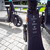 Im Sommer 2021 ein zunächst ungewohnter Anblick in Friedrichshafen: Auf einen Schlag standen mehr als 200 E-Scooter zum Ausleihen ...