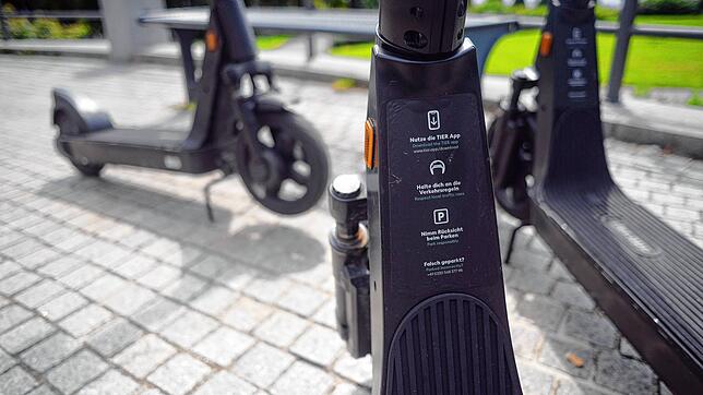 Im Sommer 2021 ein zunächst ungewohnter Anblick in Friedrichshafen: Auf einen Schlag standen mehr als 200 E-Scooter zum Ausleihen ...