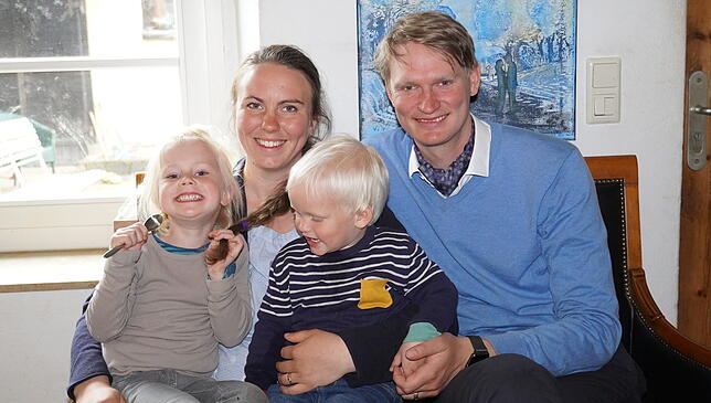 Familie Schmidt mit (von links) Paula, Lena, Raphael und Laurenz lebt seit Mitte 2020 auf dem Hofgut Wiggenweiler.